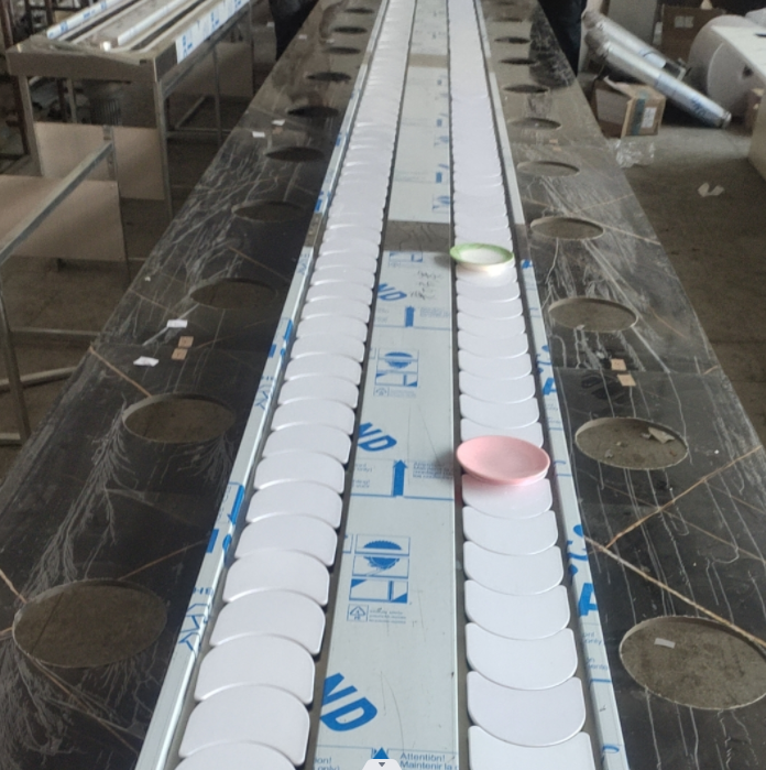 自助餐传送带旋转输送设备产品展示设备